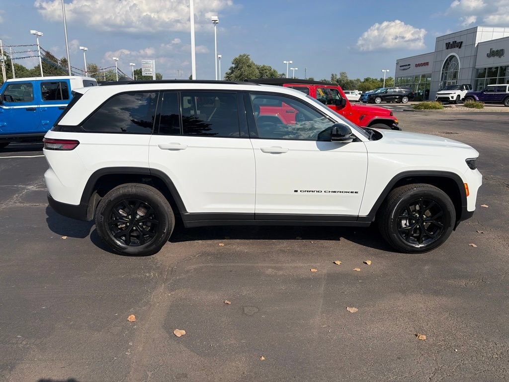 Used 2025 Jeep Grand Cherokee Altitude AWD/4WD image 9