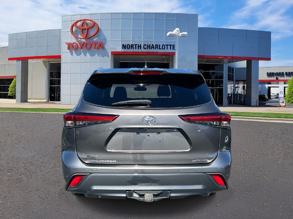 Used 2021 Toyota Highlander Limited FWD image 6