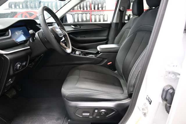 Used 2023 Jeep Grand Cherokee Laredo w/ Luxury Tech Group I AWD/4WD image 10