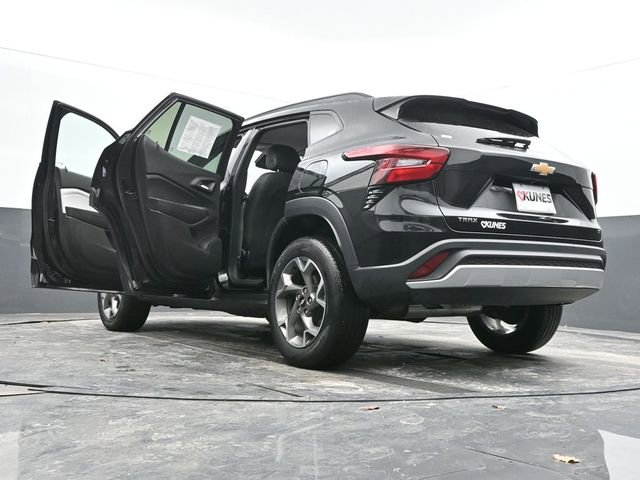 Used 2025 Chevrolet Trax LT image 71
