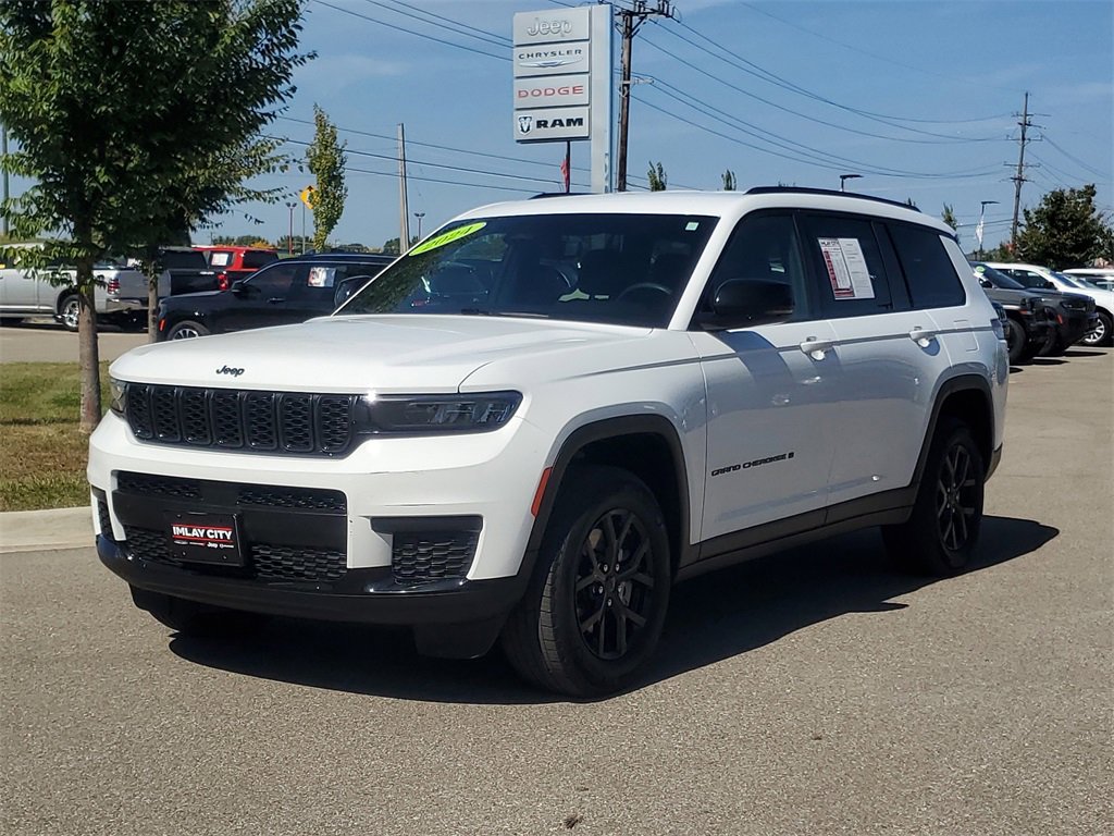 Used 2024 Jeep Grand Cherokee L Laredo image 2