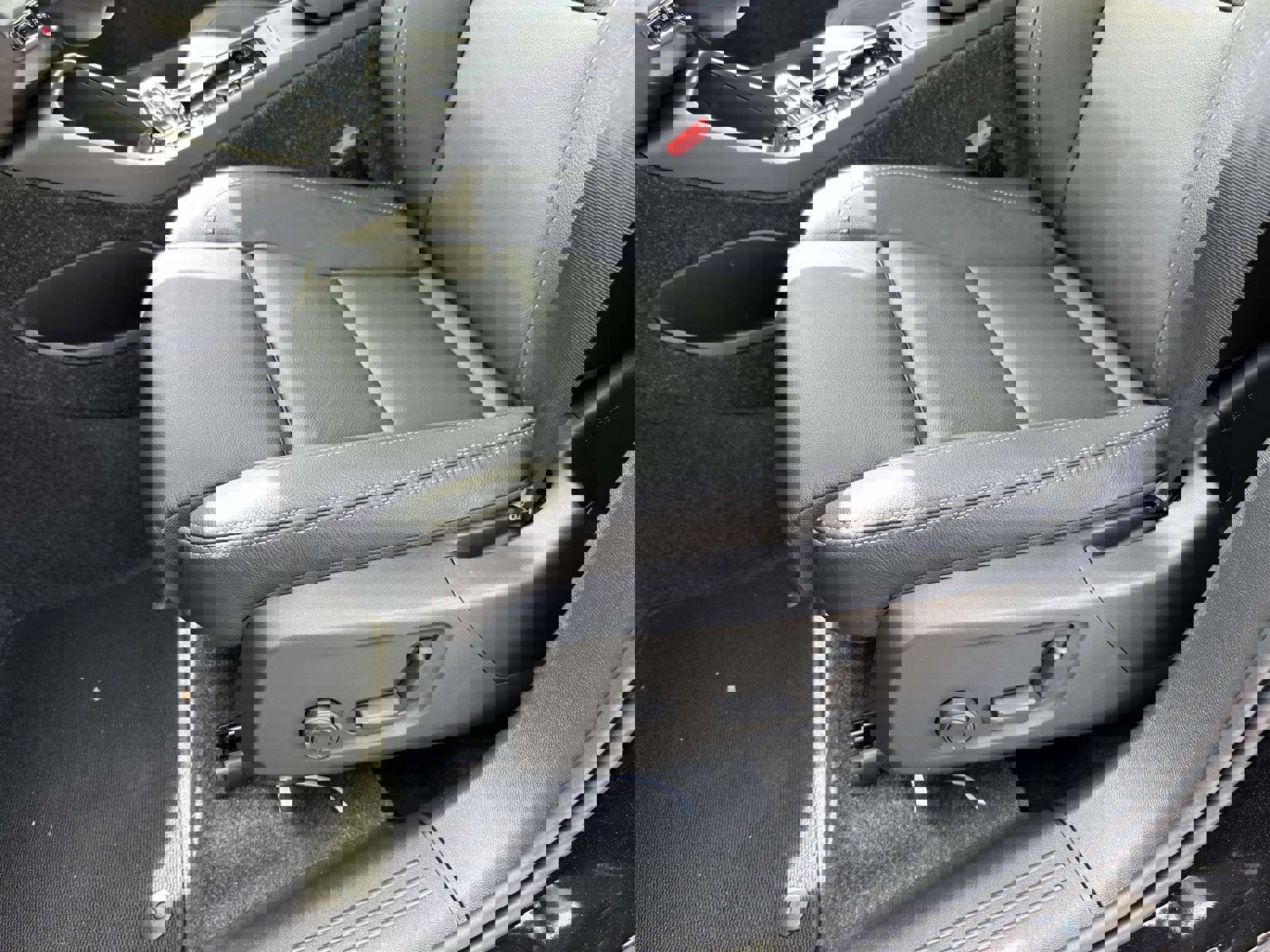 Certified 2025 Volvo XC40 B5 Ultra w/ Climate Package image 17