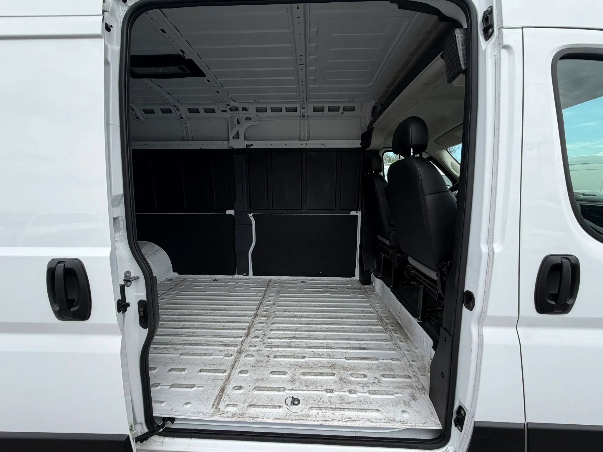 Used 2025 RAM ProMaster 2500 w/ Convenience Group FWD image 12