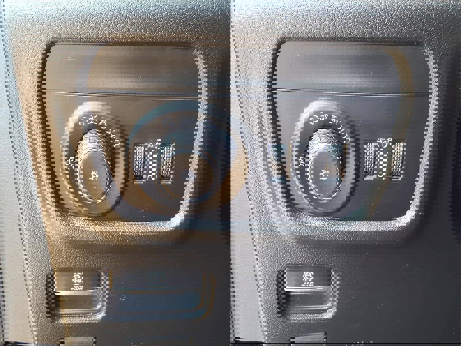 Used 2023 Jeep Grand Cherokee L Overland w/ Advanced Protech Group III image 17