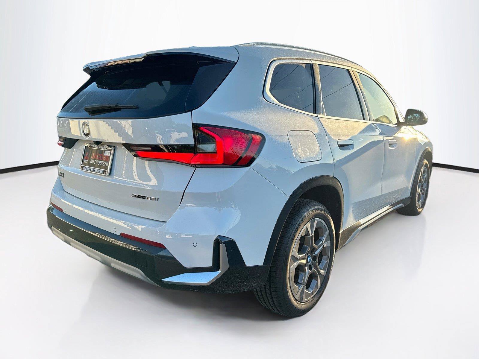 Used 2023 BMW X1 xDrive28i AWD/4WD image 5