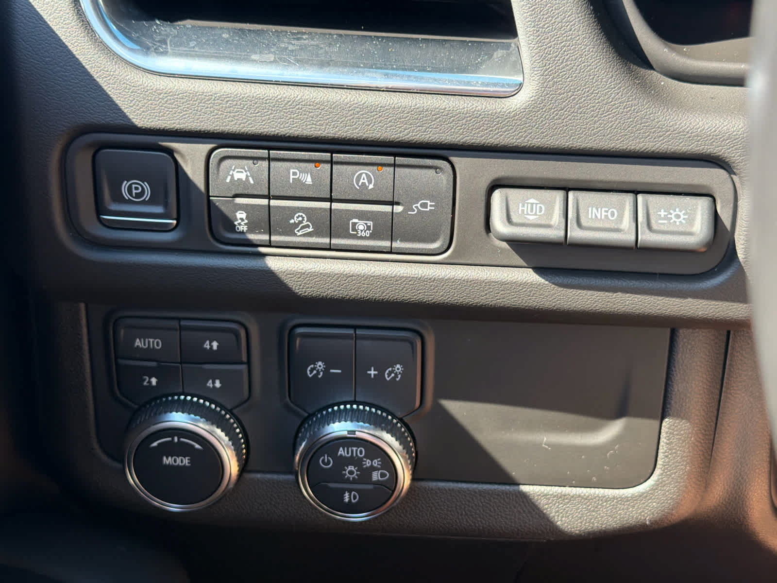 Certified 2022 GMC Yukon AT4 w/ Technology Package AWD/4WD image 25