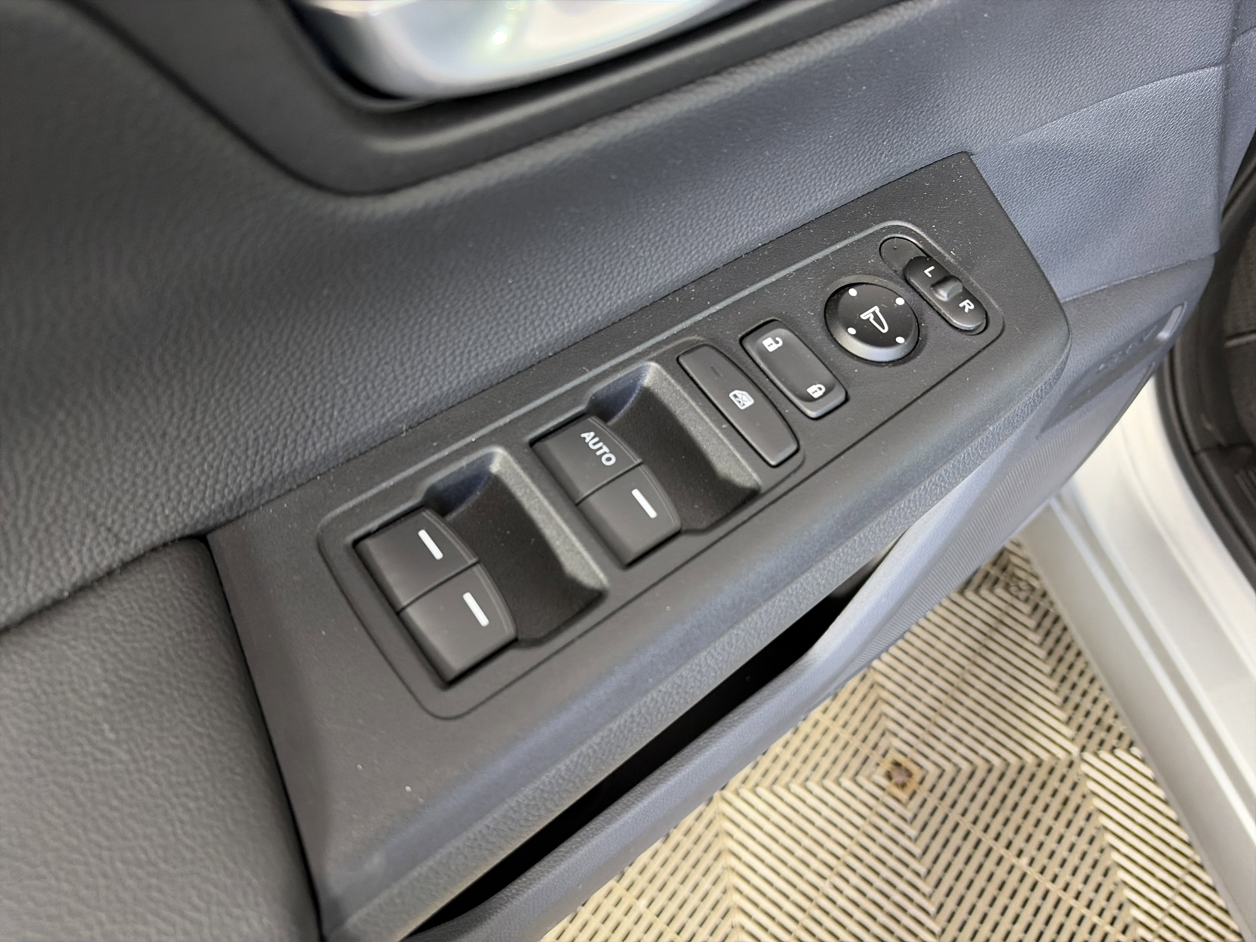 Used 2025 Honda CR-V LX image 25