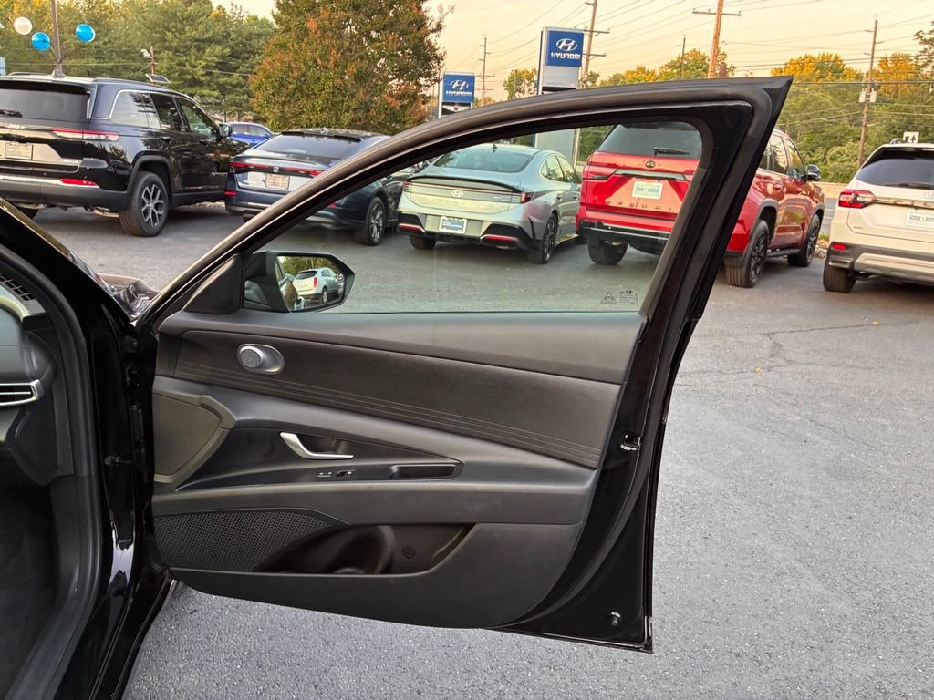 Used 2025 Hyundai Elantra SE FWD image 41