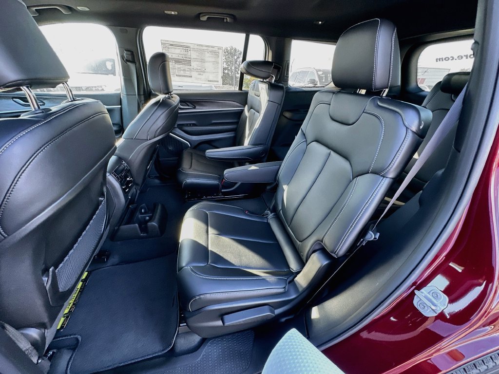 New 2026 Jeep Grand Cherokee L Limited w/ Limited Altitude Package AWD/4WD image 32