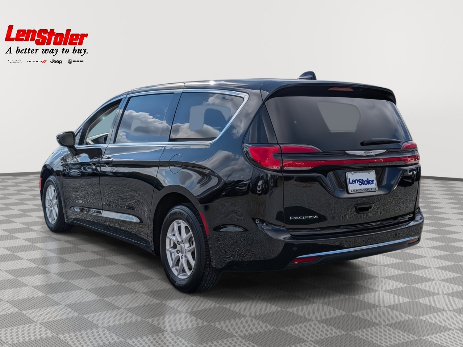 Used 2024 Chrysler Pacifica Touring-L image 3