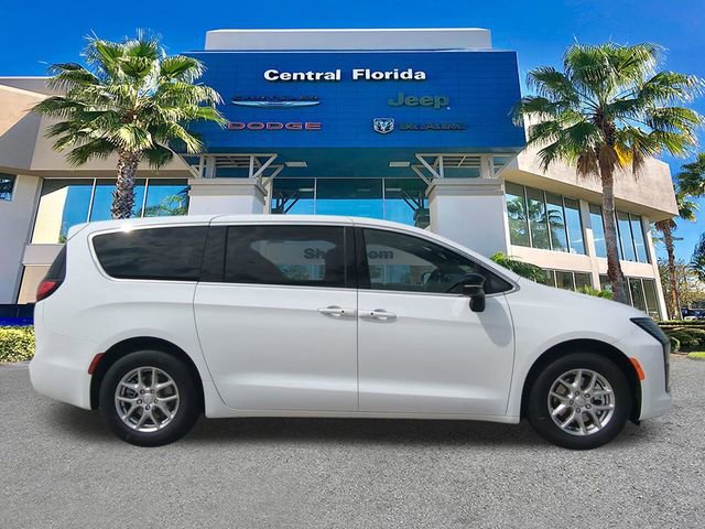 New 2027 Chrysler Pacifica Select FWD image 4