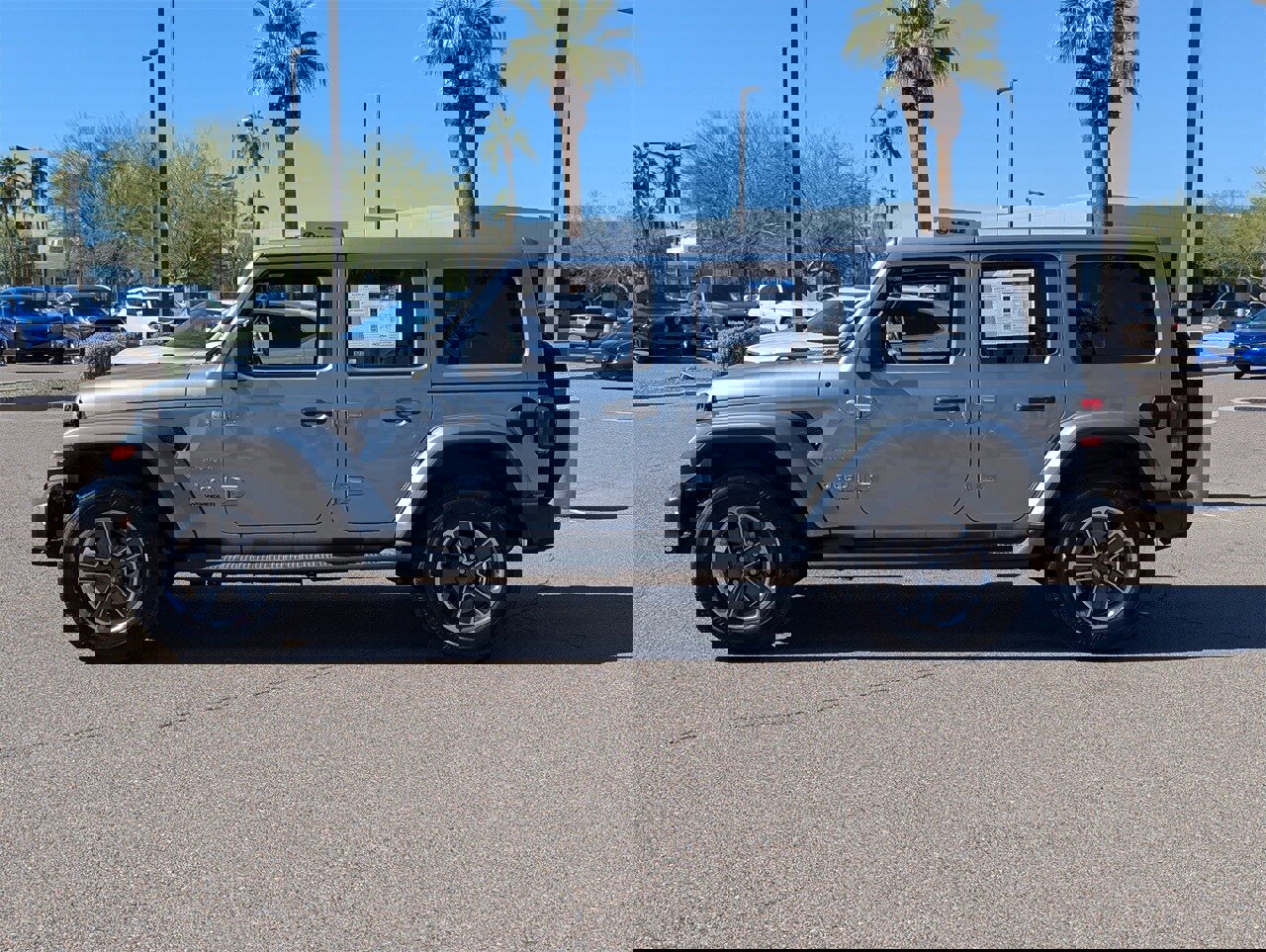 Used 2018 Jeep Wrangler Unlimited Sahara image 2