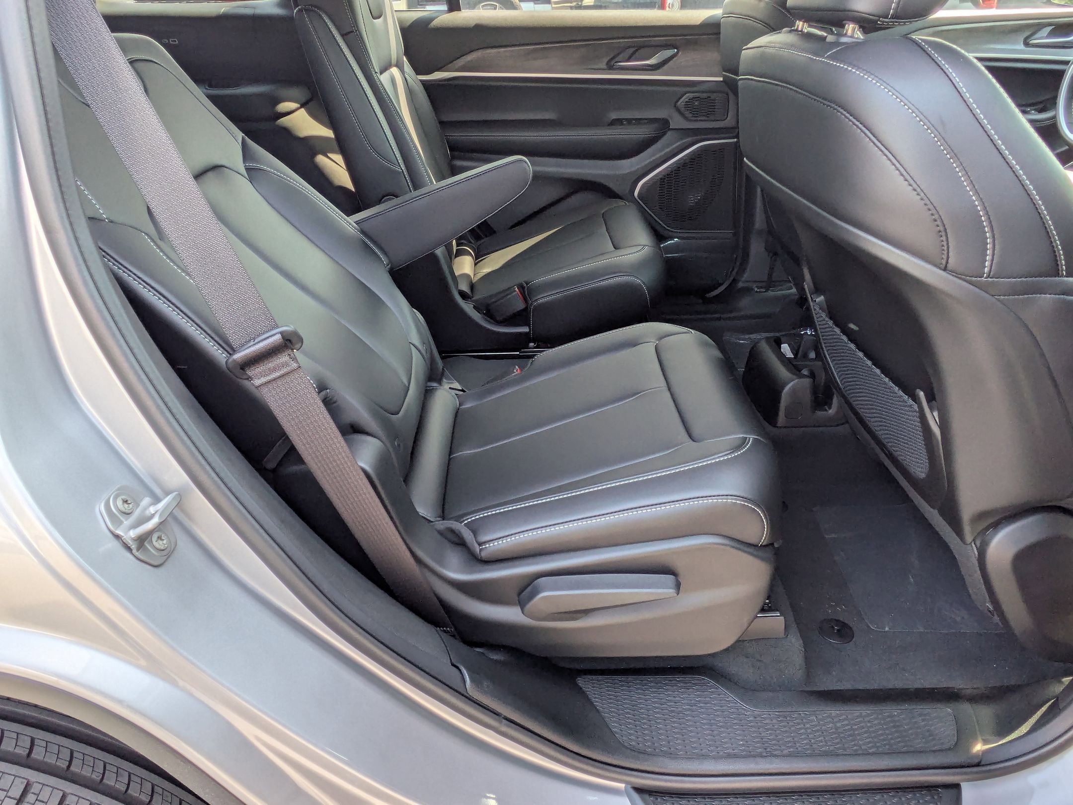 New 2025 Jeep Grand Cherokee L Limited w/ Black Appearance Package image 31