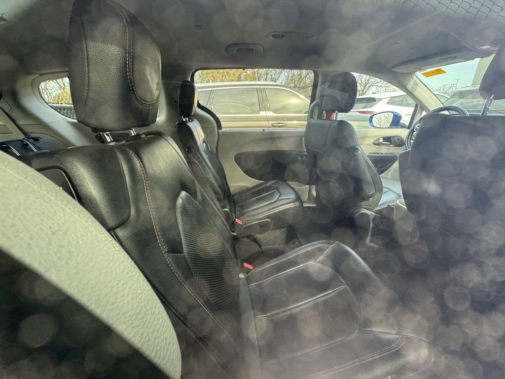 Used 2020 Chrysler Pacifica Touring-L image 4