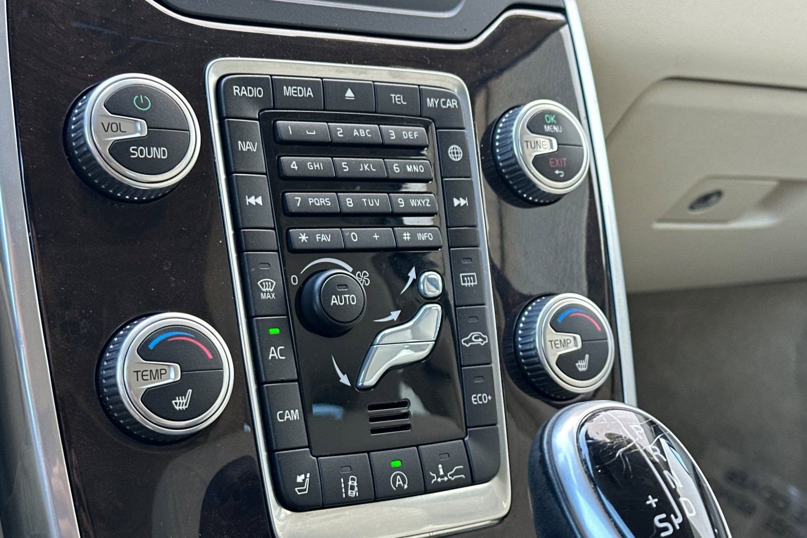 Used 2016 Volvo XC70 T5 Platinum w/ Protection Package image 23