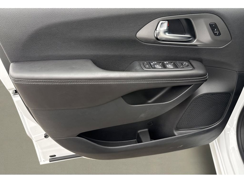 New 2026 Chrysler Pacifica Select image 11