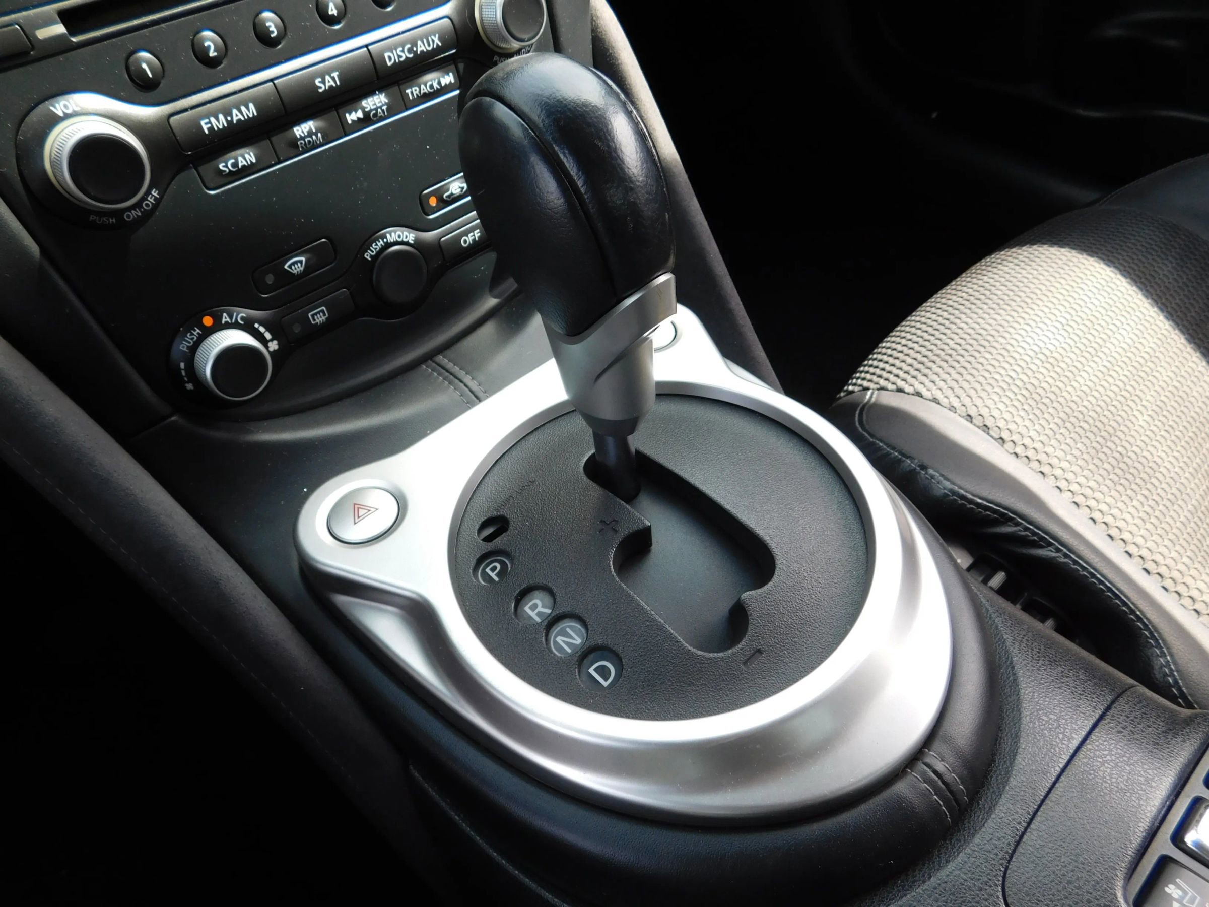 Used 2016 Nissan 370Z Touring RWD image 17