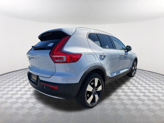 Used 2021 Volvo XC40 T4 Momentum image 5