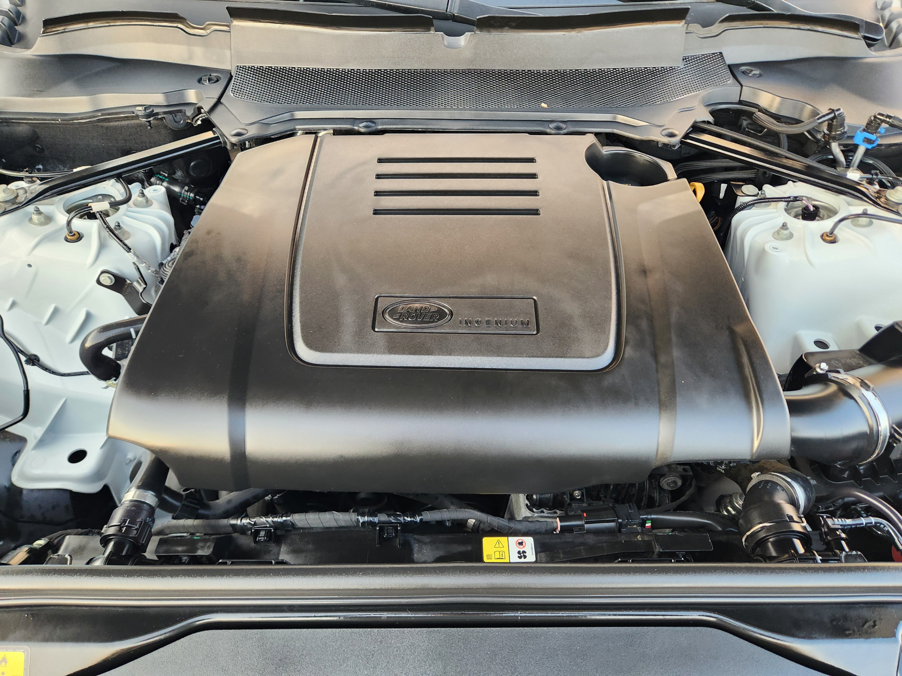 Certified 2025 Land Rover Discovery S AWD/4WD image 29