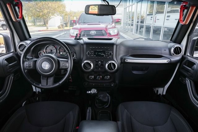 Used 2016 Jeep Wrangler Unlimited Sahara w/ Connectivity Group image 41