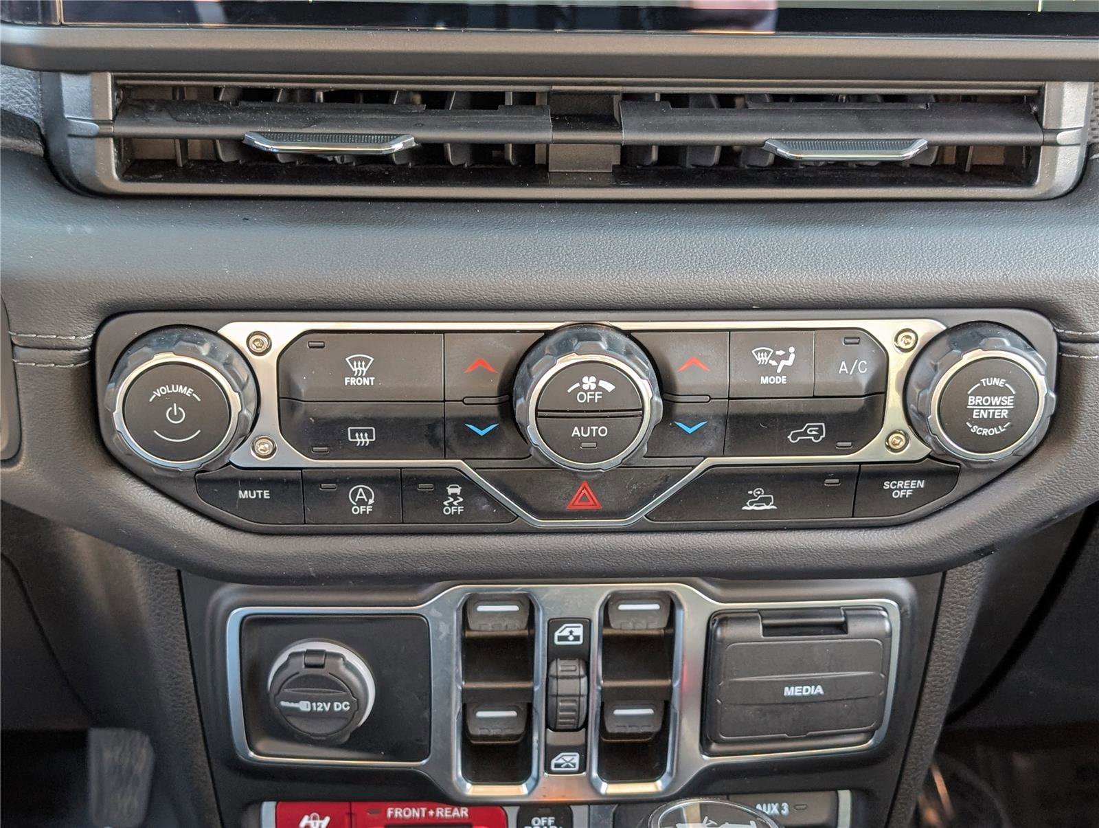 Used 2024 Jeep Wrangler Unlimited Rubicon AWD/4WD image 27