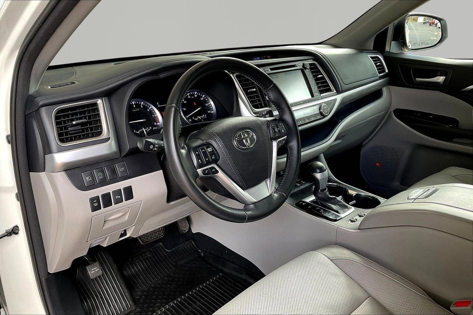 Used 2017 Toyota Highlander Limited image 18