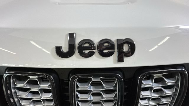 Used 2020 Jeep Grand Cherokee Altitude AWD/4WD image 8