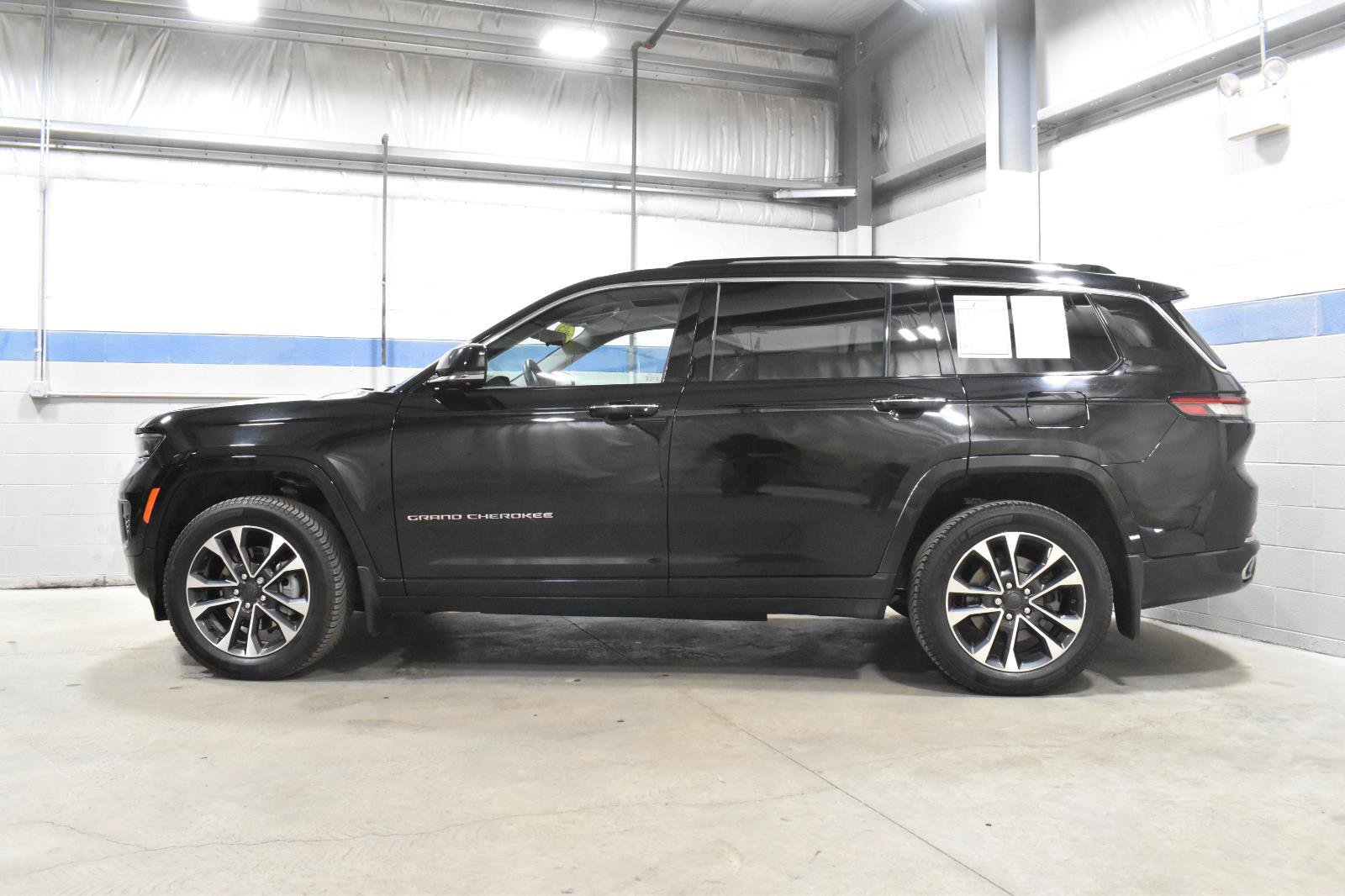 Used 2023 Jeep Grand Cherokee L Overland w/ Advanced Protech Group III AWD/4WD image 26