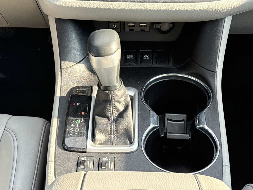 Used 2019 Toyota Highlander XLE AWD/4WD image 17