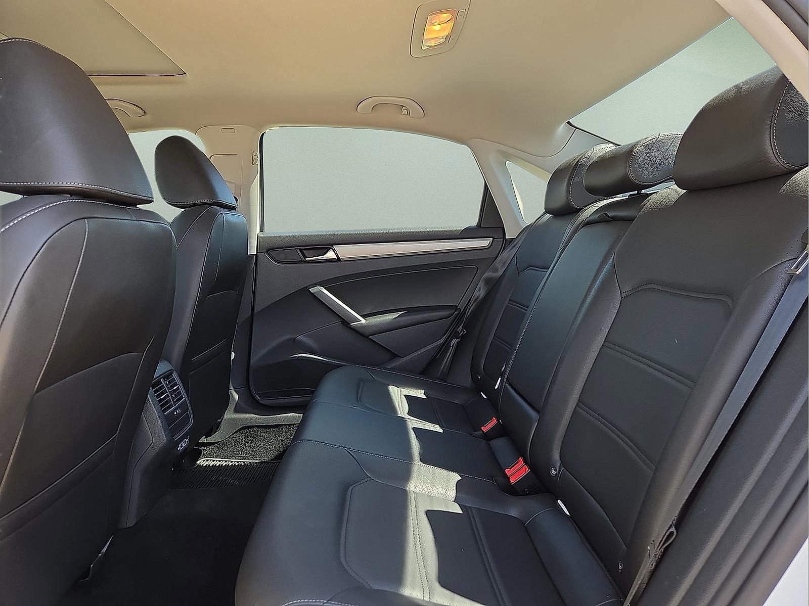 Used 2020 Volkswagen Passat 2.0T SE image 9