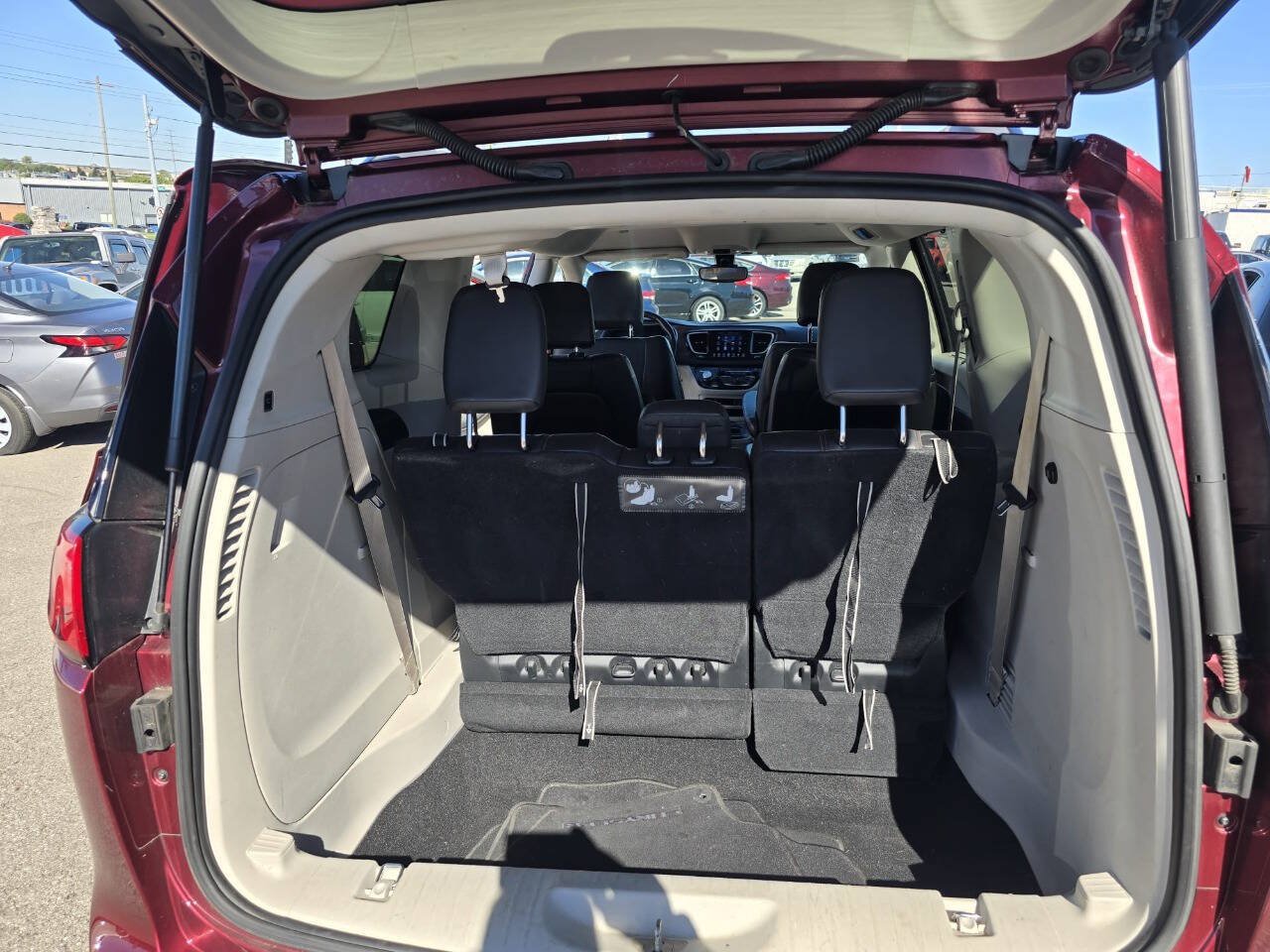 Used 2017 Chrysler Pacifica Touring-L w/ Tire & Wheel Group FWD image 27