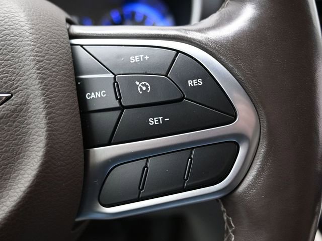 Used 2020 Chrysler Pacifica Touring-L w/ Tire & Wheel Group image 29