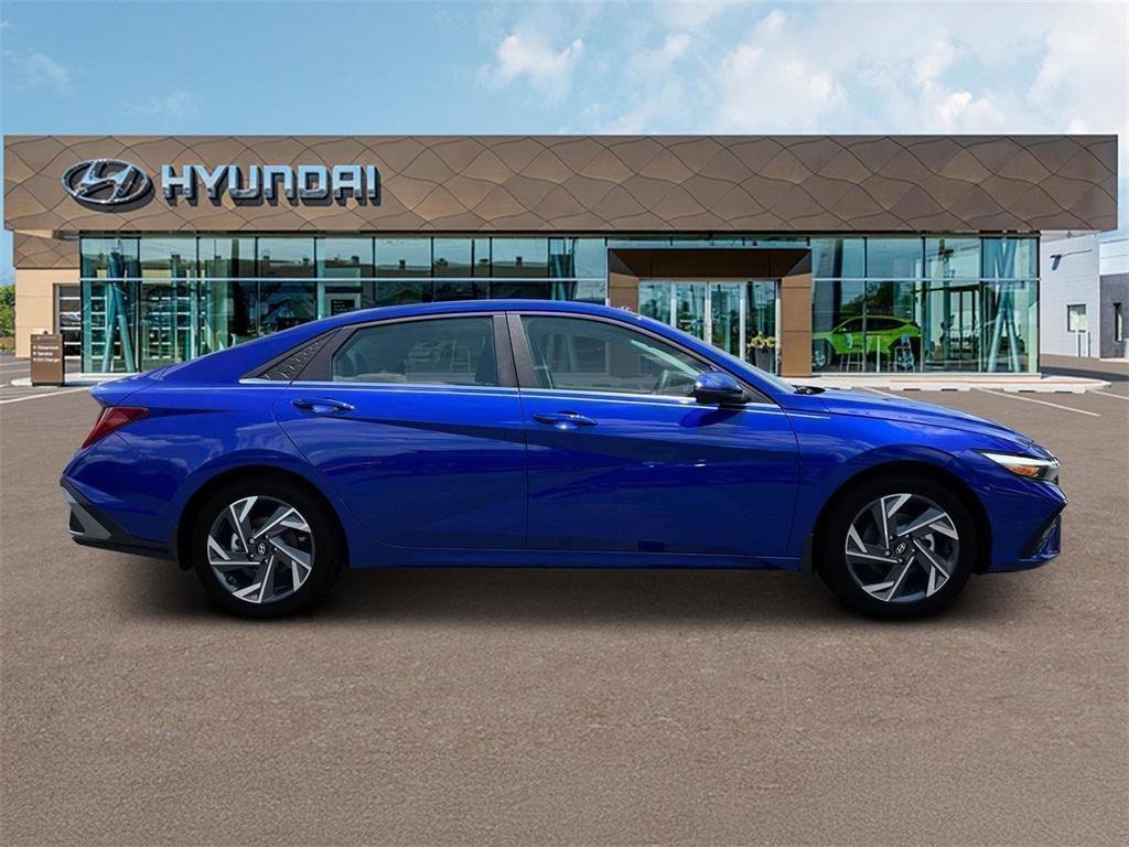 New 2025 Hyundai Elantra Limited w/ Cargo Package image 9