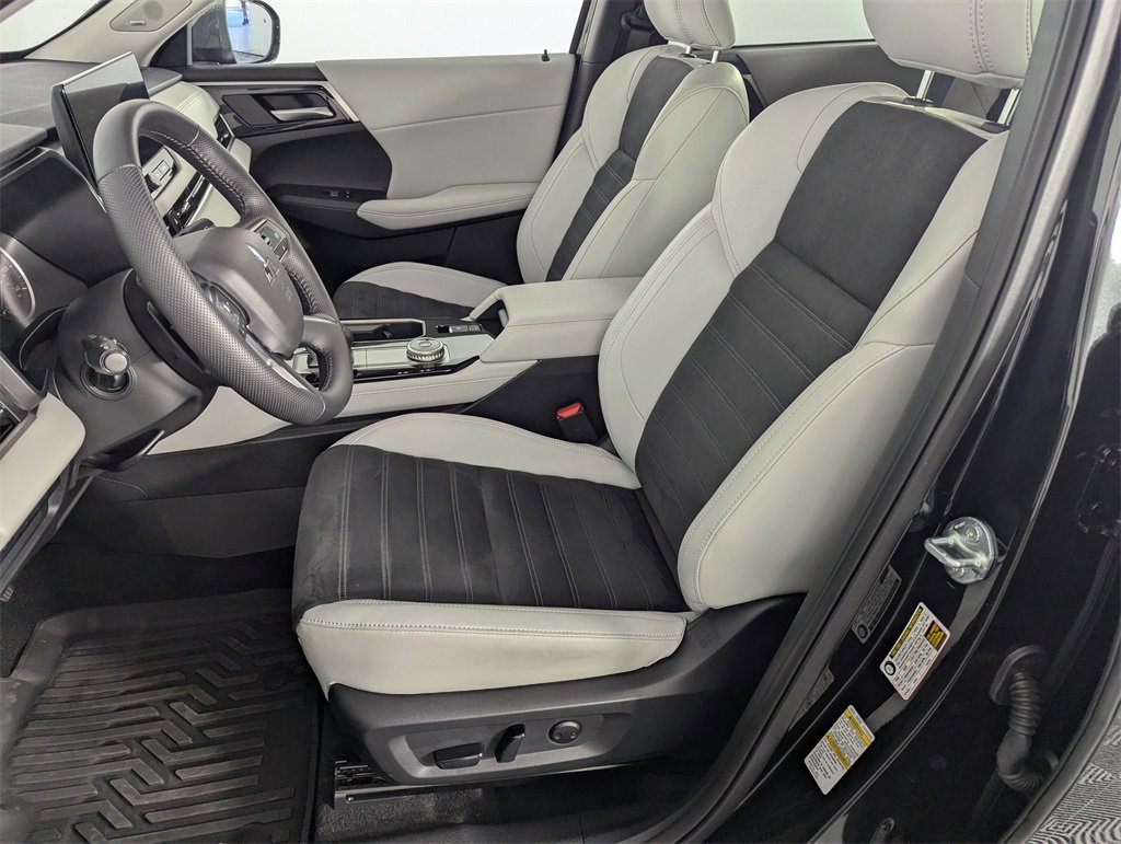 Used 2025 Mitsubishi Outlander SE image 12