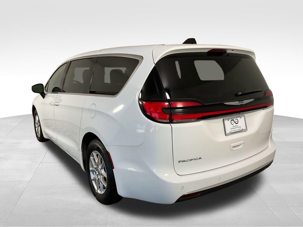 Used 2023 Chrysler Pacifica Touring-L FWD image 7