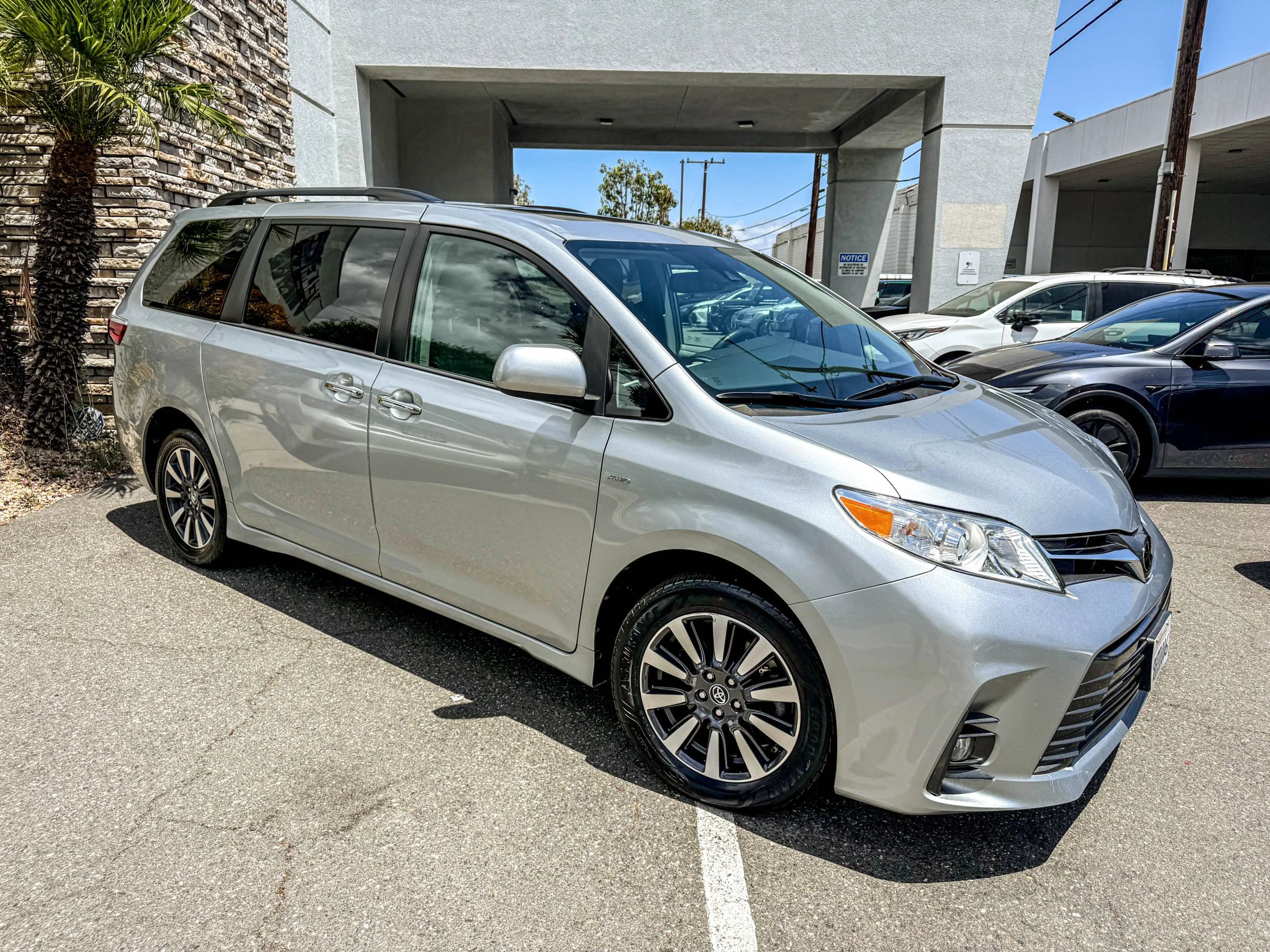 Used 2019 Toyota Sienna XLE w/ XLE Navigation Package AWD/4WD image 2