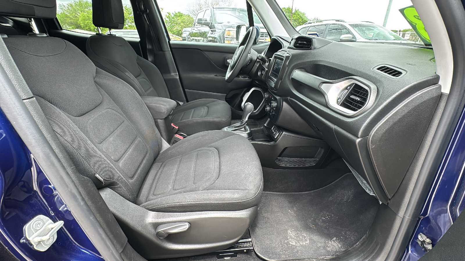 Used 2021 Jeep Renegade Latitude FWD image 27