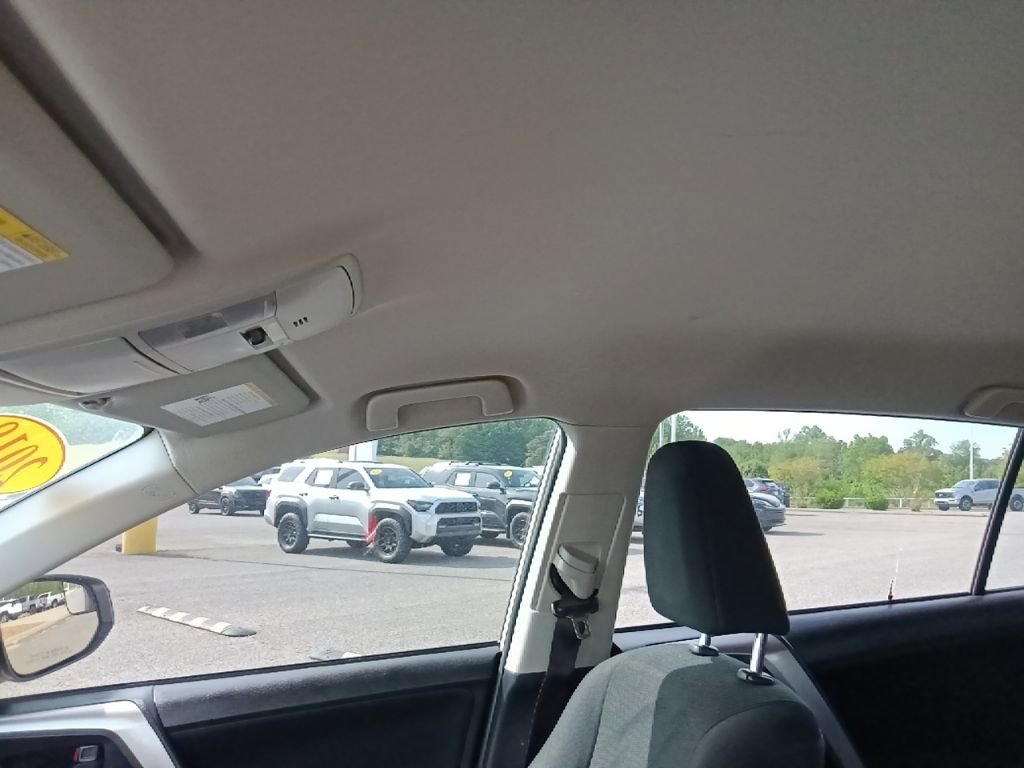 Used 2018 Toyota RAV4 LE FWD image 14