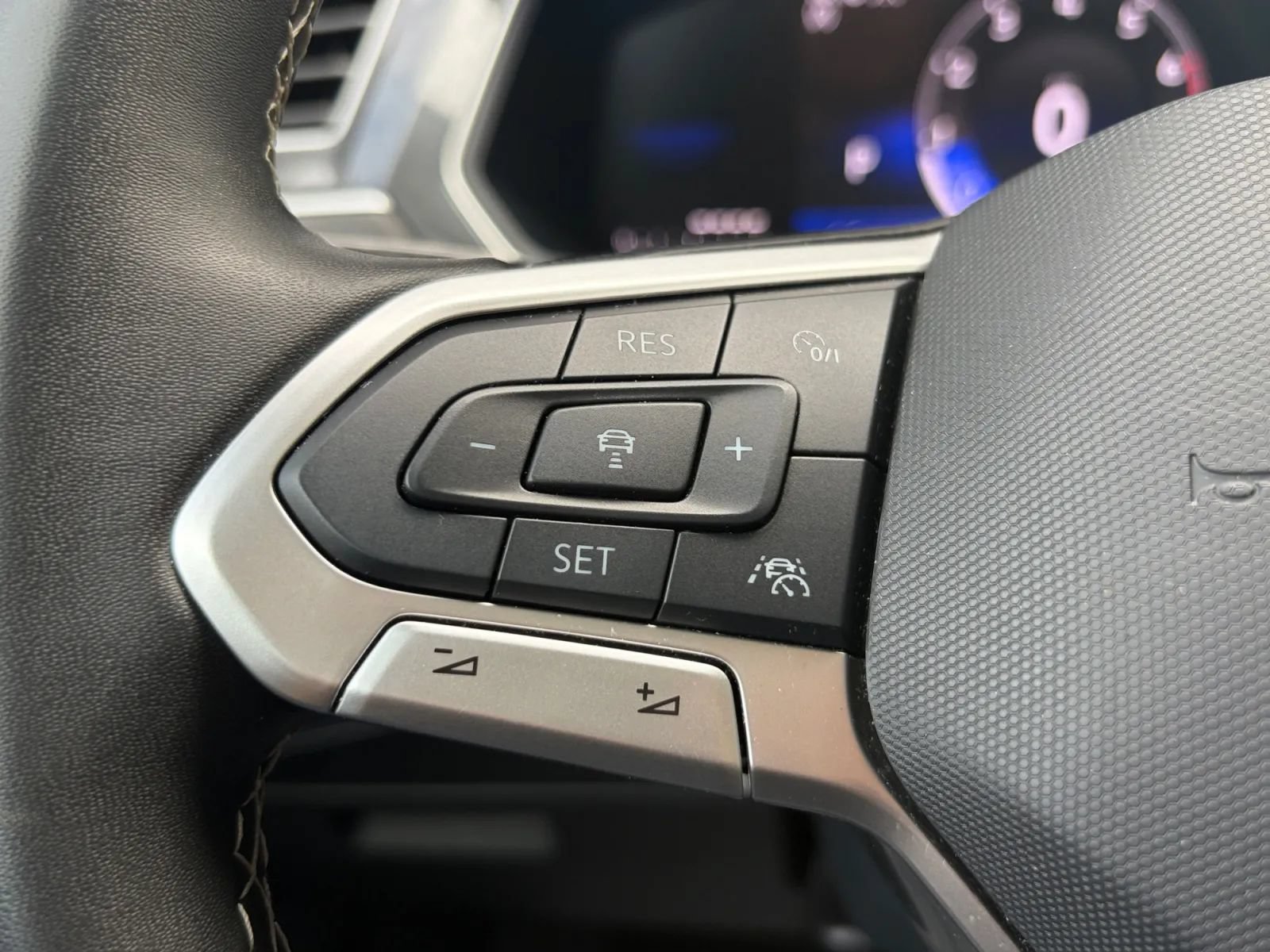 Used 2024 Volkswagen Tiguan SE w/ Panoramic Sunroof Package AWD/4WD image 30