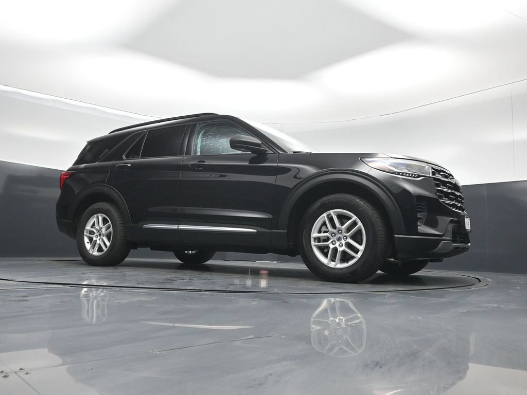 Used 2025 Ford Explorer Active AWD/4WD image 3