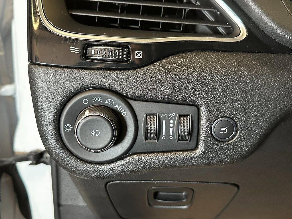 Used 2023 Jeep Cherokee Altitude Lux AWD/4WD image 17