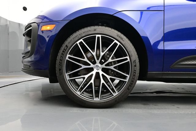 Certified 2025 Porsche Macan AWD/4WD image 6