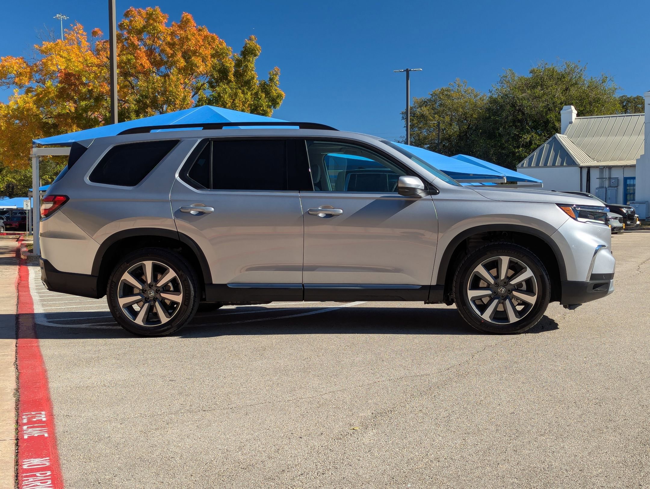 Used 2025 Honda Pilot Touring image 3