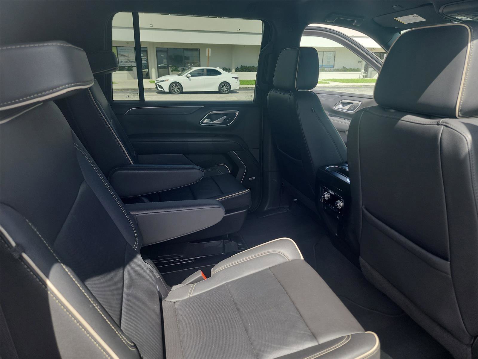 Used 2024 GMC Yukon XL SLT w/ SLT Luxury Package image 25