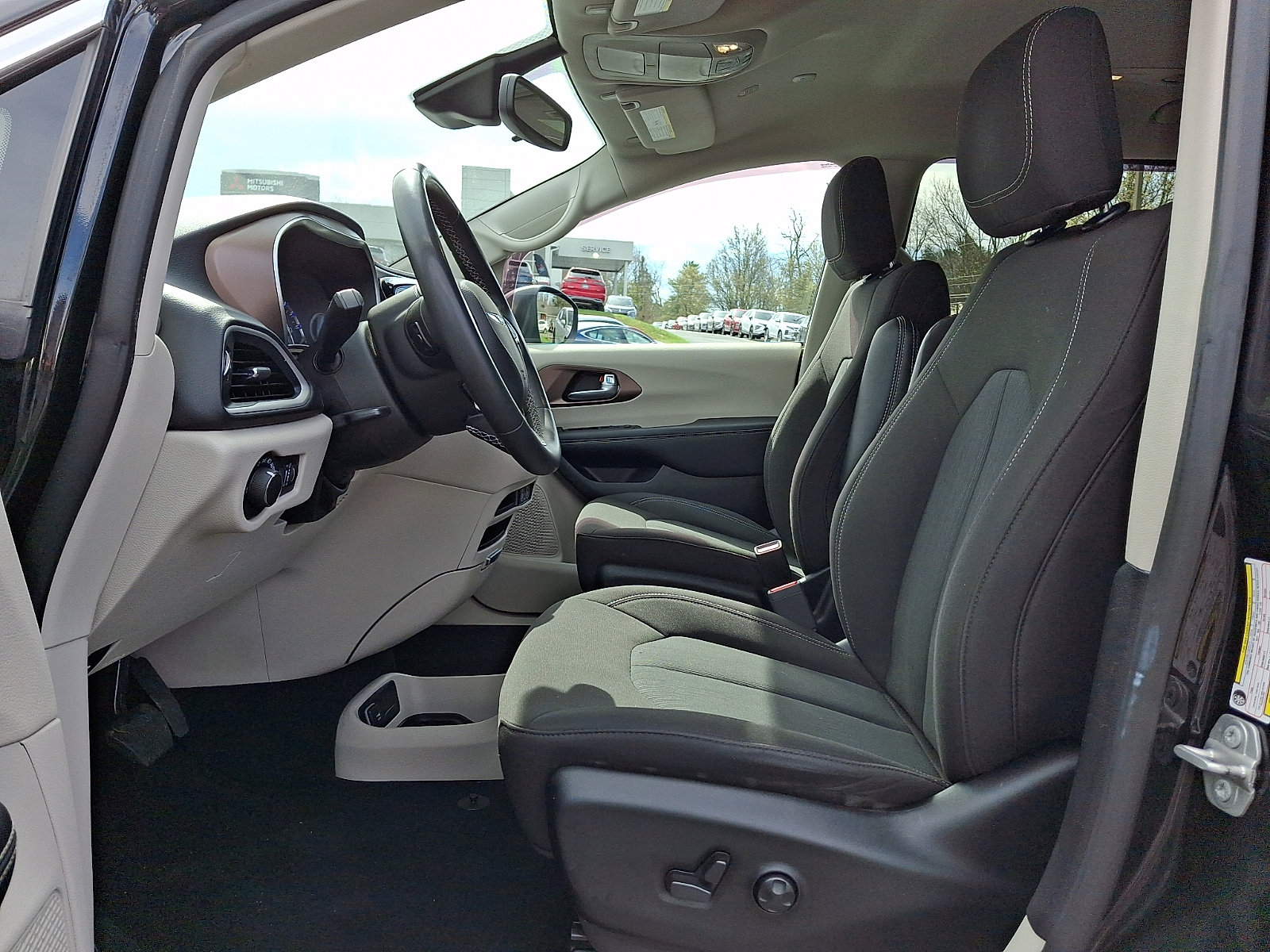 Used 2024 Chrysler Voyager LX image 13