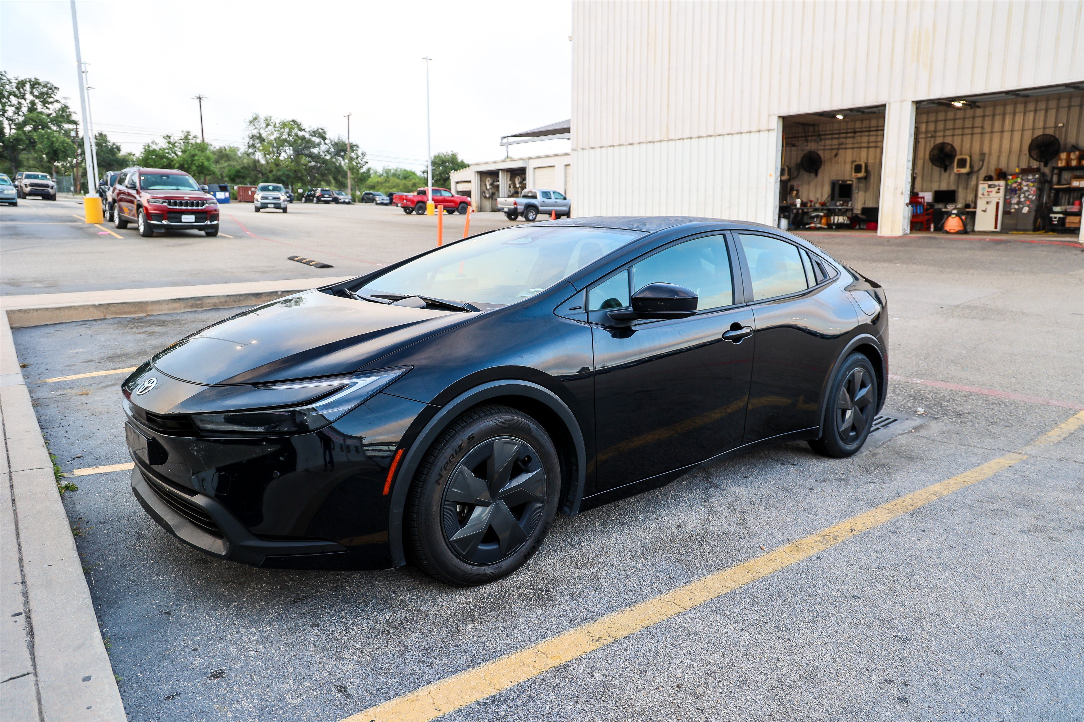 Used 2025 Toyota Prius LE FWD image 3