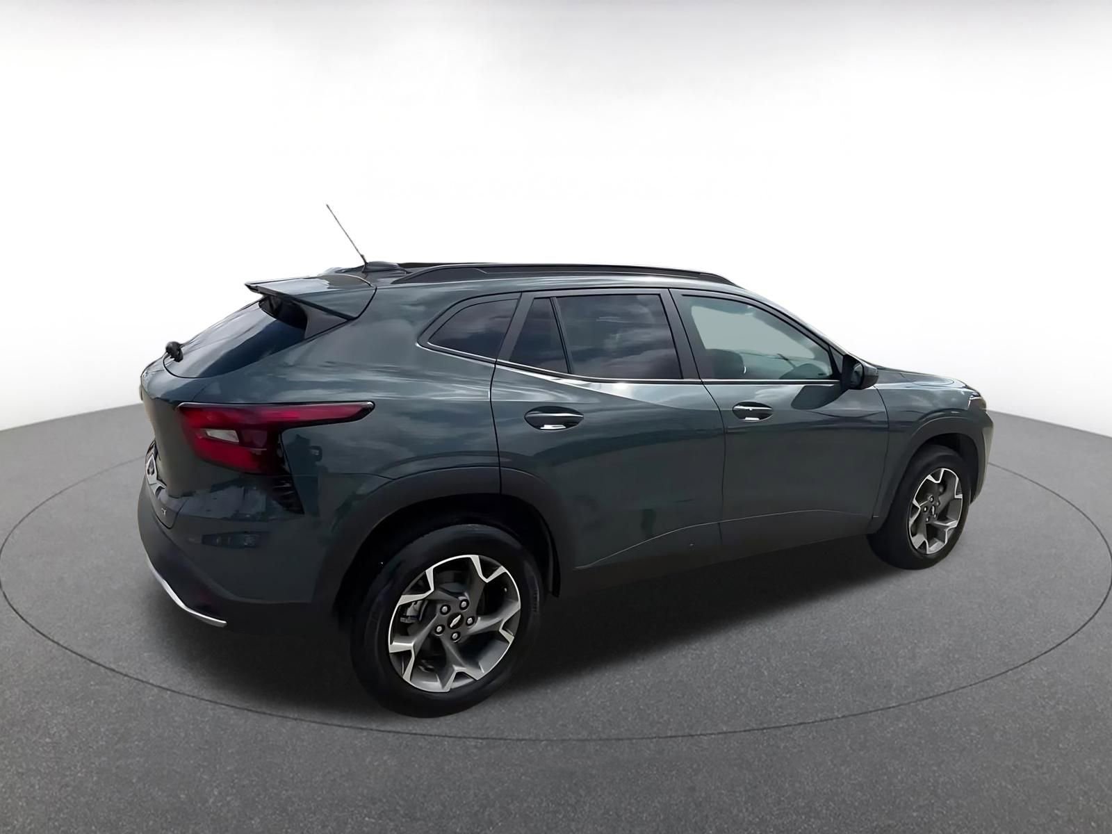 Used 2025 Chevrolet Trax LT w/ LT Convenience Package FWD image 14