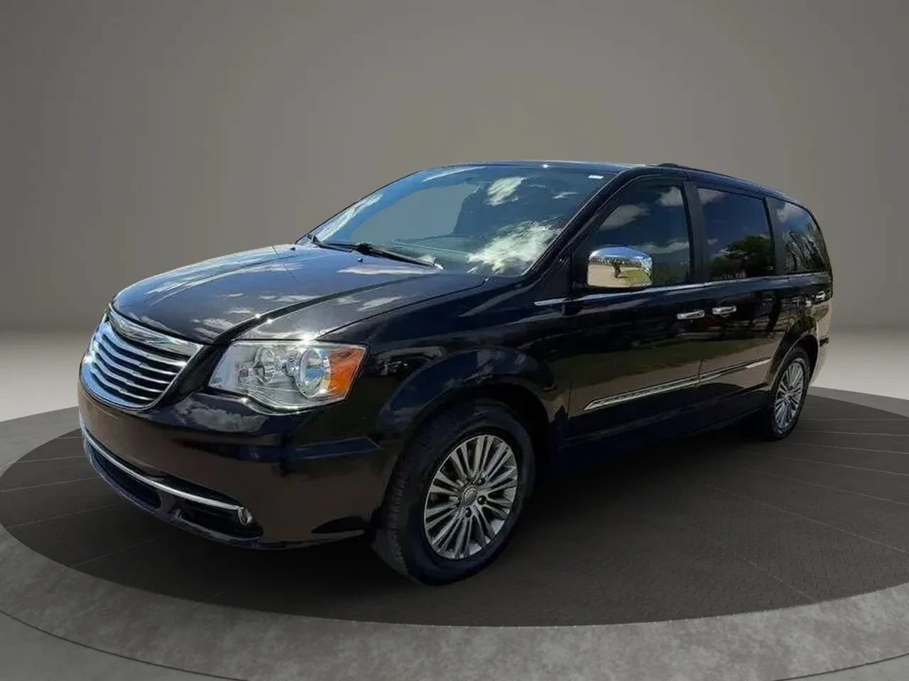 Used 2014 Chrysler Town & Country Touring-L w/ Driver Convenience Group FWD image 3