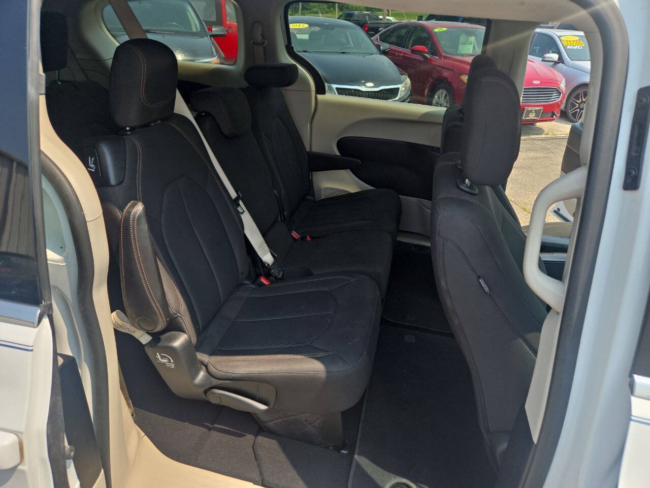 Used 2017 Chrysler Pacifica LX FWD image 28