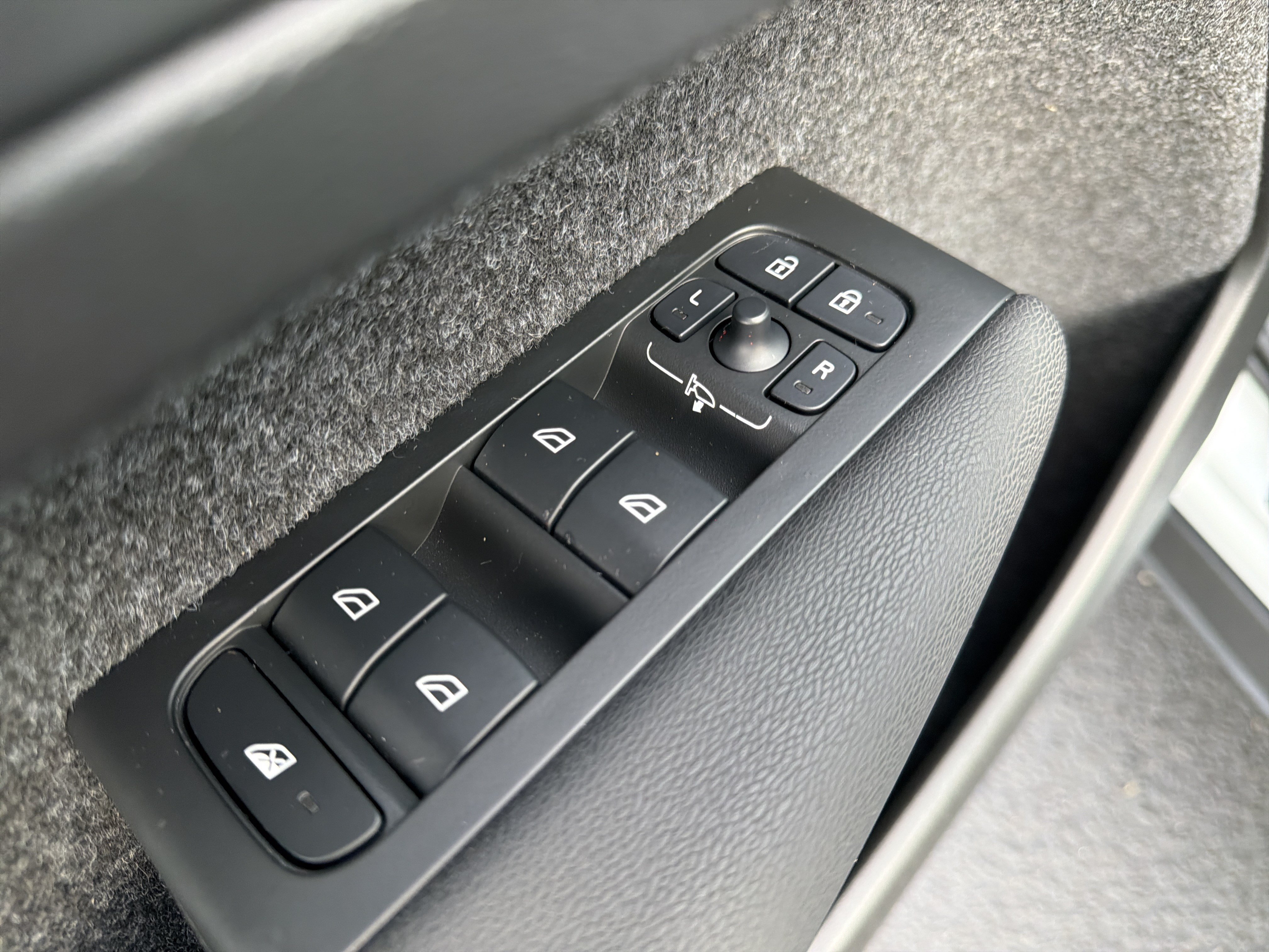 Certified 2025 Volvo XC40 B5 Plus AWD/4WD image 15